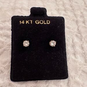 Round Diamond Stud Earrings